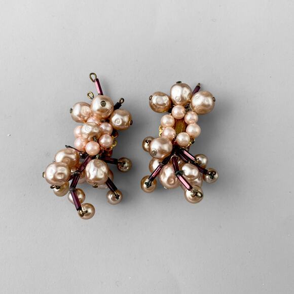 VTG 60s Pink Pearl Cha Cha Cluster Earrings Clip-On BarbieCore MCM Mid-Century - Picture 4 of 6